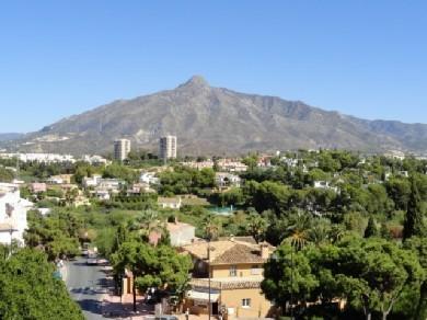 Apartamento con 2 dormitorios se vende en Marbella, Costa del Sol