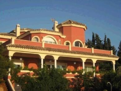 Chalet con 5 dormitorios se vende en Marbella, Costa del Sol