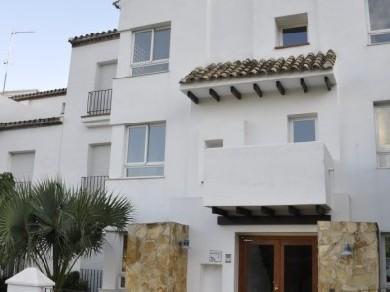 Apartamento con 2 dormitorios se vende en Benahavis, Costa del Sol