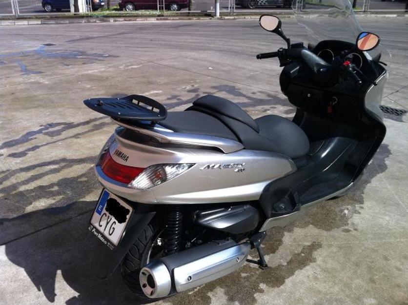 Yamaha majesty 400cc.