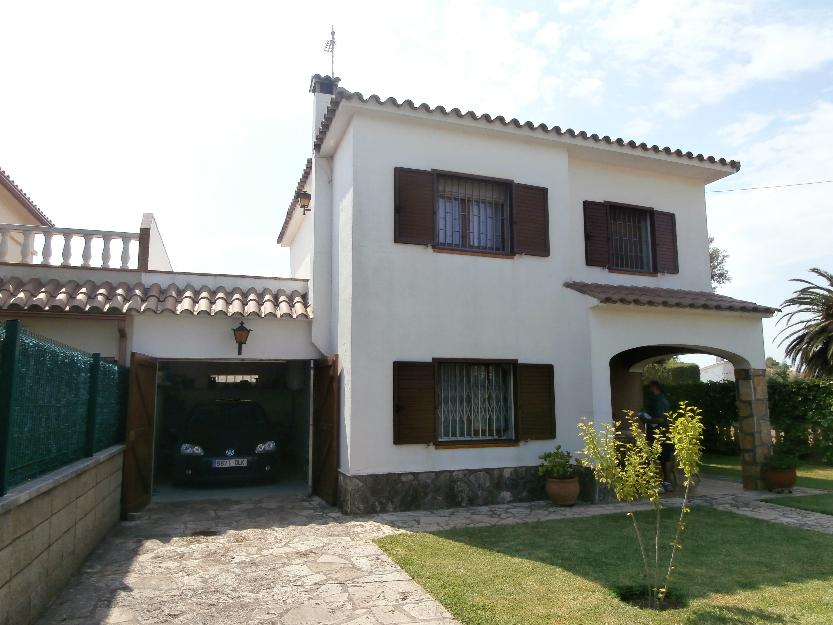 bonita casa con amplio jardín situada en L'Escala Costa Brava