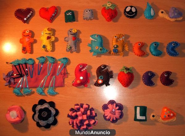 Se venden broches de fieltro y delantales artesanales