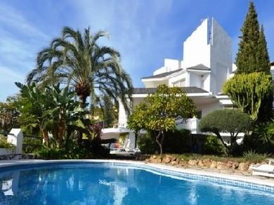 Chalet con 5 dormitorios se vende en Marbella, Costa del Sol