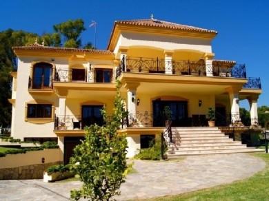 Chalet con 5 dormitorios se vende en Marbella, Costa del Sol