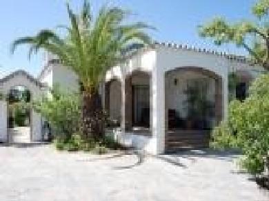 Chalet con 5 dormitorios se vende en Estepona, Costa del Sol