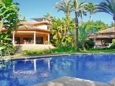 Chalet con 5 dormitorios se vende en Marbella, Costa del Sol