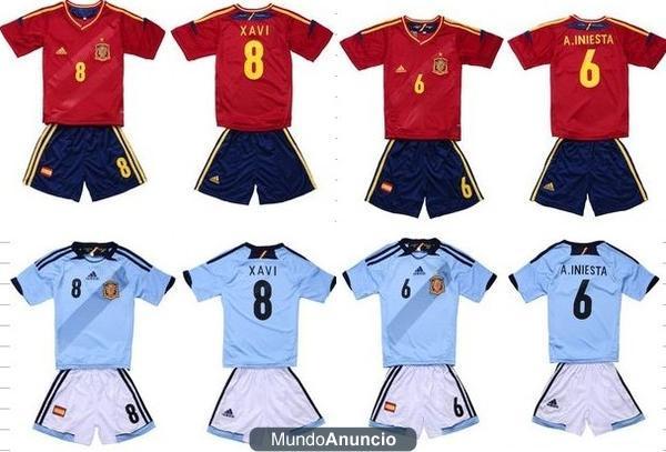 Ninos equipacion  azul , rajo--- España -- XAVI ， A.INIESTA