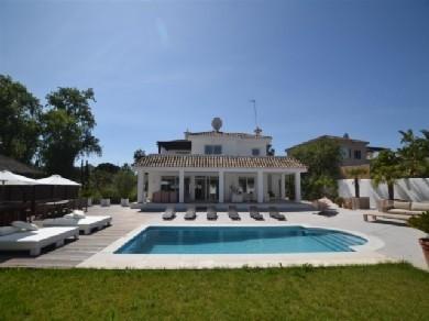 Chalet con 4 dormitorios se vende en Marbella, Costa del Sol