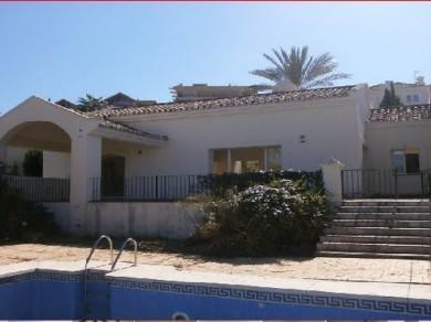 Chalet con 4 dormitorios se vende en Marbella, Costa del Sol