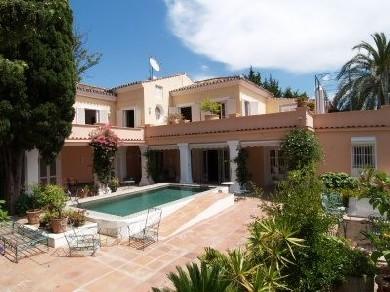 Chalet con 4 dormitorios se vende en Marbella, Costa del Sol