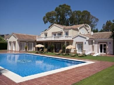 Chalet con 6 dormitorios se vende en Estepona, Costa del Sol