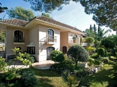 Chalet con 4 dormitorios se vende en Marbella, Costa del Sol