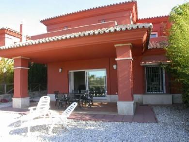 Chalet pareado con 3 dormitorios se vende en Marbella, Costa del Sol