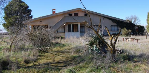 Oportunidad. finca de 5.500 m2 urbanos con chalet de 440 m2. vallado..