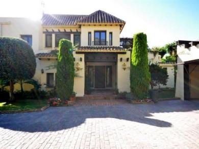 Chalet con 4 dormitorios se vende en Marbella, Costa del Sol