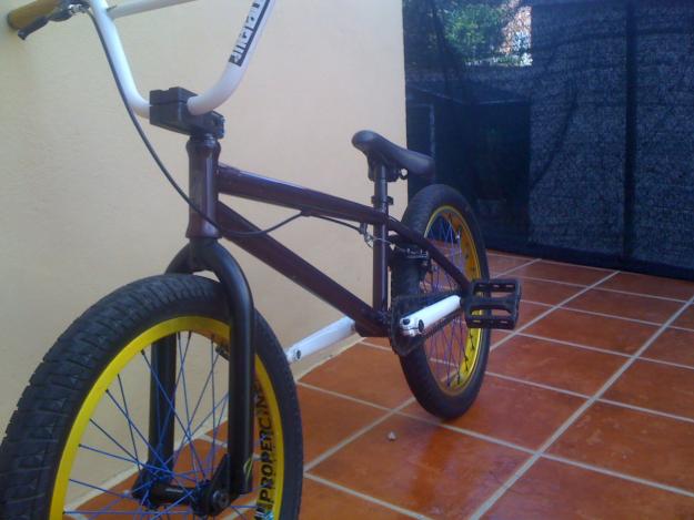 Bicicleta BMX, echa por piezas