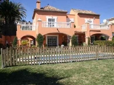 Chalet con 5 dormitorios se vende en Marbella, Costa del Sol