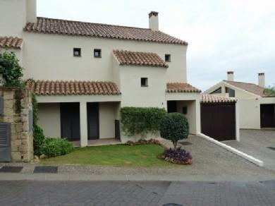 Chalet pareado con 3 dormitorios se vende en Benahavis, Costa del Sol