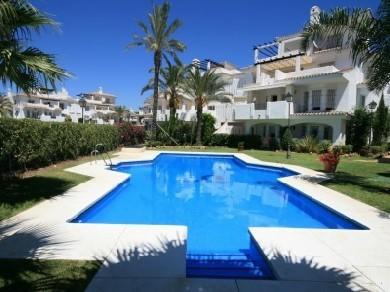 Apartamento con 2 dormitorios se vende en Marbella, Costa del Sol