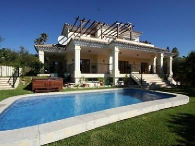 Chalet con 4 dormitorios se vende en Marbella, Costa del Sol