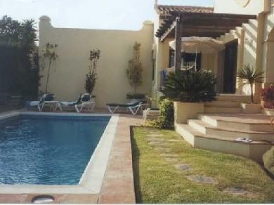 Chalet con 4 dormitorios se vende en Estepona, Costa del Sol