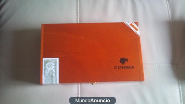 Vendo 2 cajas de puros cubanos.1 Cohíba Espléndido y otra Cohíba Piramides.