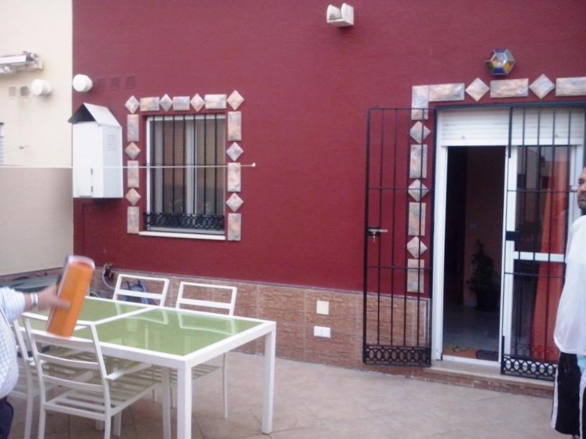 Casa adosada de tres dormitorios, patios y trastero en bollulos de la mitación