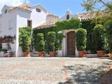 Chalet con 5 dormitorios se vende en Benahavis, Costa del Sol