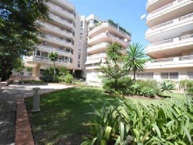 Apartamento con 2 dormitorios se vende en Marbella, Costa del Sol