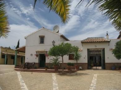 Chalet con 8 dormitorios se vende en Antequera