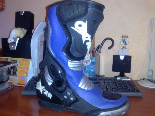 trage de moto casco y botas