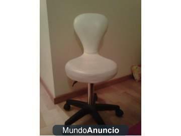 Silla para estética giratoria con respaldo.