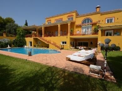 Chalet con 6 dormitorios se vende en Estepona, Costa del Sol