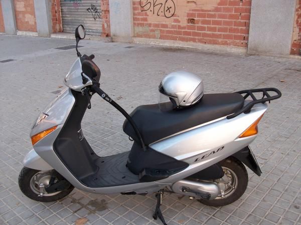 HONDA LEAD 100  POCOS KMS  800 EUROS