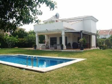 Chalet con 4 dormitorios se vende en Estepona, Costa del Sol