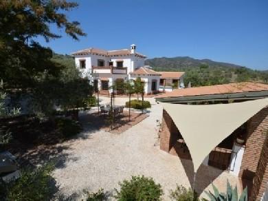 Chalet con 5 dormitorios se vende en Alora