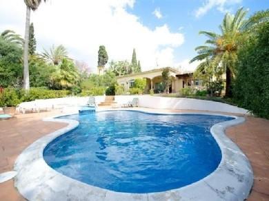 Chalet con 4 dormitorios se vende en Marbella, Costa del Sol