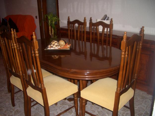 Gran precio: Vendo conjunto de mesa, seis sillas, aparador de madera  por 290 €