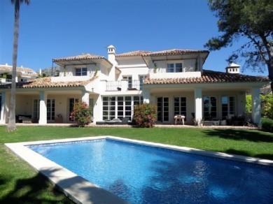 Chalet con 4 dormitorios se vende en Marbella, Costa del Sol