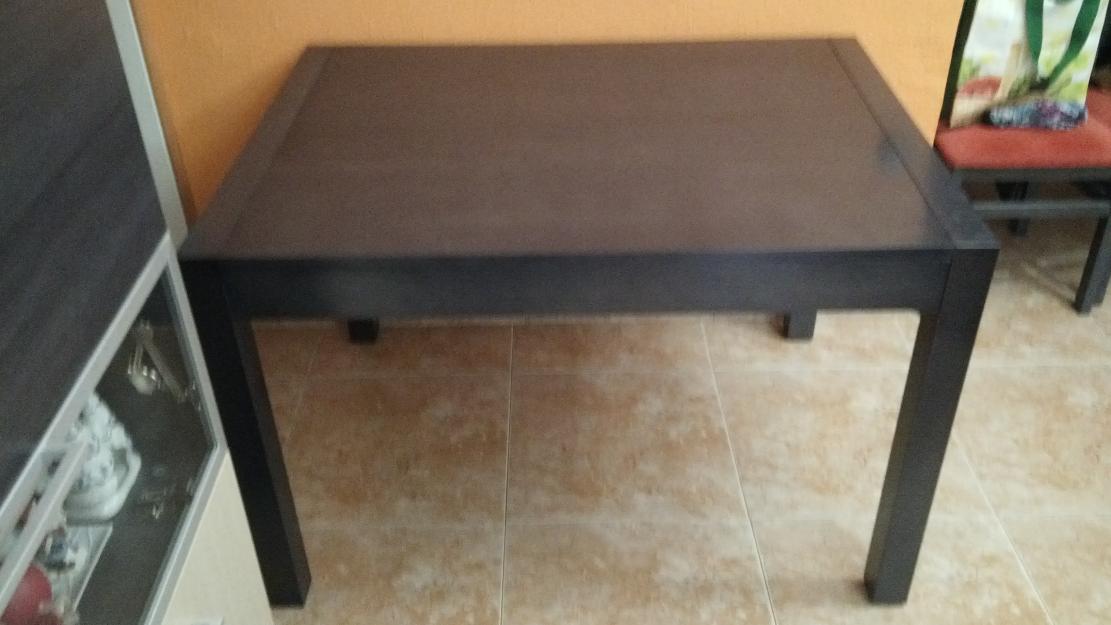 Se vende mesa comedor, color gris ceniza, practicamente nueva