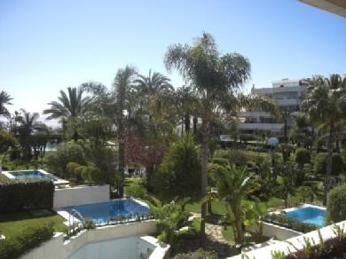 Apartamento con 3 dormitorios se vende en Marbella, Costa del Sol