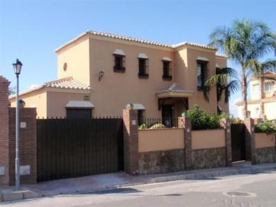 Chalet con 4 dormitorios se vende en Alhaurin el Grande