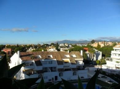 Apartamento con 3 dormitorios se vende en Marbella, Costa del Sol