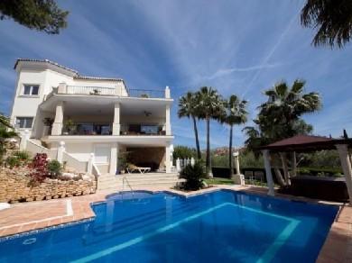 Chalet con 5 dormitorios se vende en Marbella, Costa del Sol