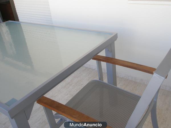 SE VENDE MESA  Y SILLONES DE TERRAZA  CRISTAL Y ALUMINIO