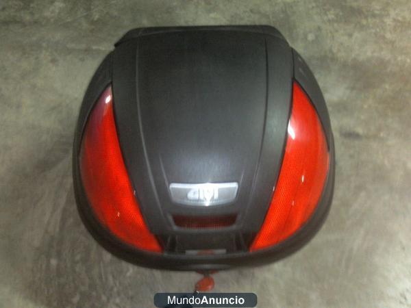 Baul marca Givi de 37 L.