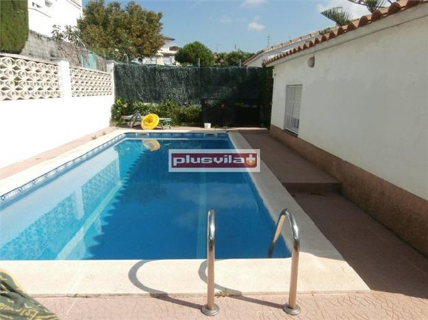 Casa independiente en Calafell, zona de Ma de la mell, buen estado, piscina privada.