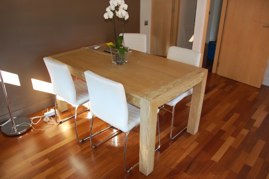 Mesa de comedor extensible y 4 sillas ecopiel