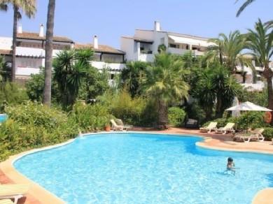 Apartamento con 2 dormitorios se vende en Marbella, Costa del Sol