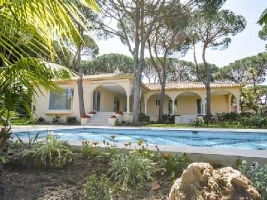 Chalet con 4 dormitorios se vende en Marbella, Costa del Sol